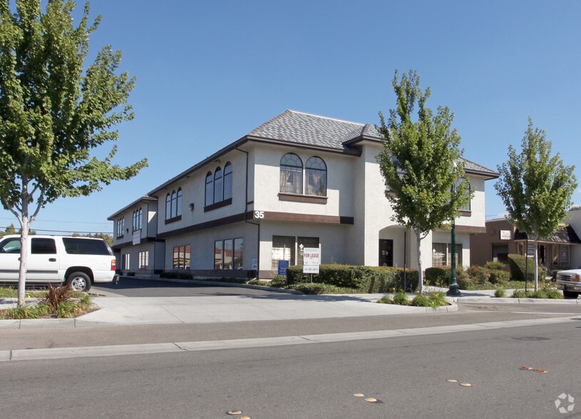 35 E 10th St, Tracy, CA for lease - Primary Photo - Image 1 of 6