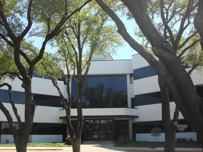 800 W Arbrook Blvd, Arlington, TX à louer - Photo du bâtiment - Image 3 de 8