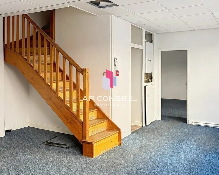 Office in Versailles for lease - Building Photo - Image 2 of 12