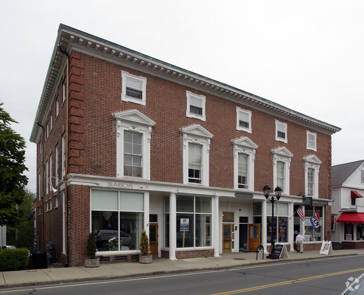 17-23 Court St, Plymouth, MA à vendre - Photo principale - Image 1 de 1