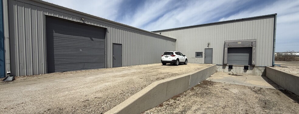 383 Gunn Rd, Winnipeg, MB à vendre - Photo du bâtiment - Image 2 de 8