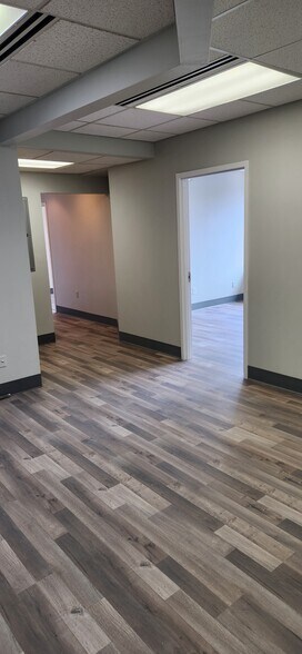 24600 Detroit Rd, Westlake, OH à louer - Photo du bâtiment - Image 3 de 10