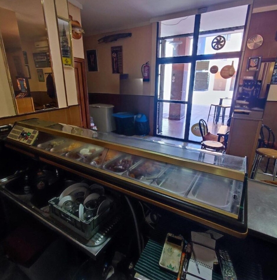 Retail in Cuenca, Cuenca for lease Primary Photo- Image 1 of 2