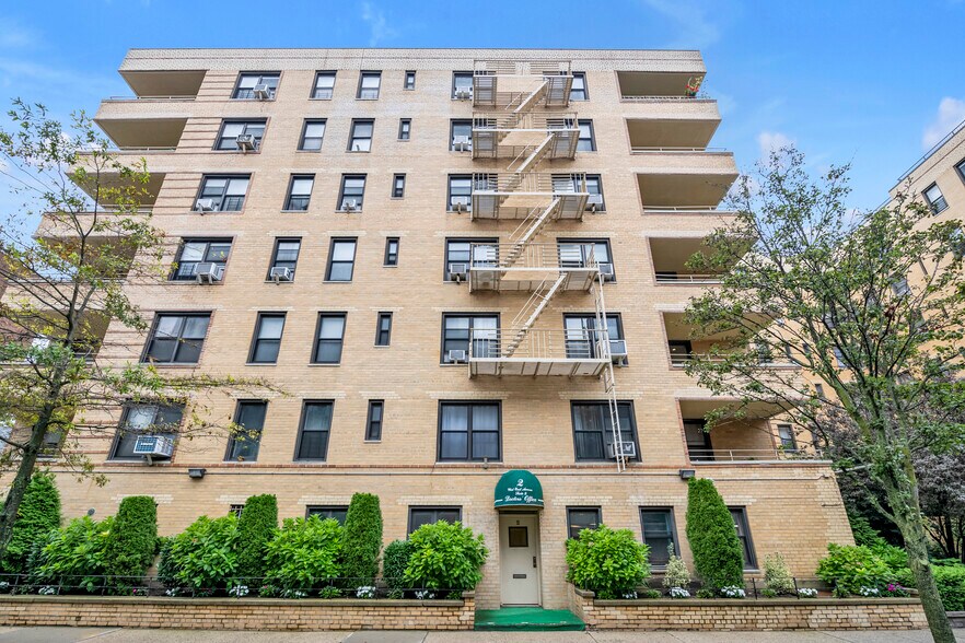 2 W End Ave, Brooklyn, NY à louer - Photo du bâtiment - Image 1 de 13