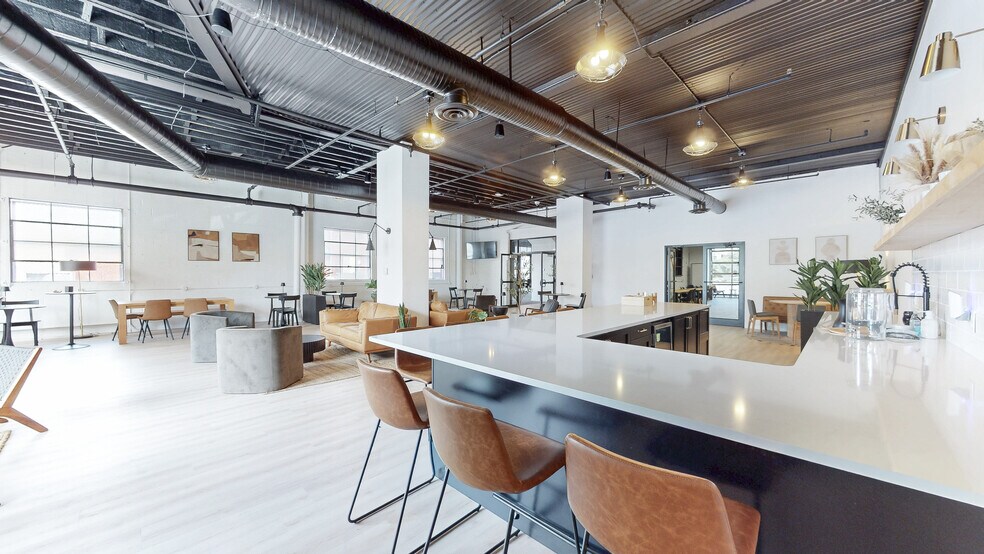 2111 Center St, Cleveland, OH à louer - Photo du bâtiment - Image 3 de 48