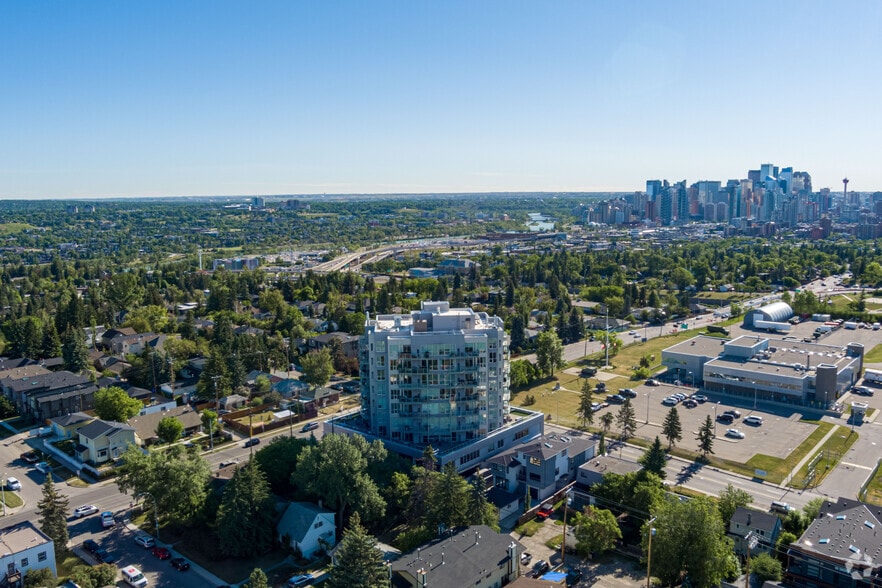 2505 17th Ave SW, Calgary, AB à vendre - Aérien - Image 2 de 8