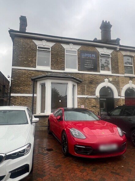 11 Station Rd, Londres à louer - Photo du bâtiment - Image 2 de 2