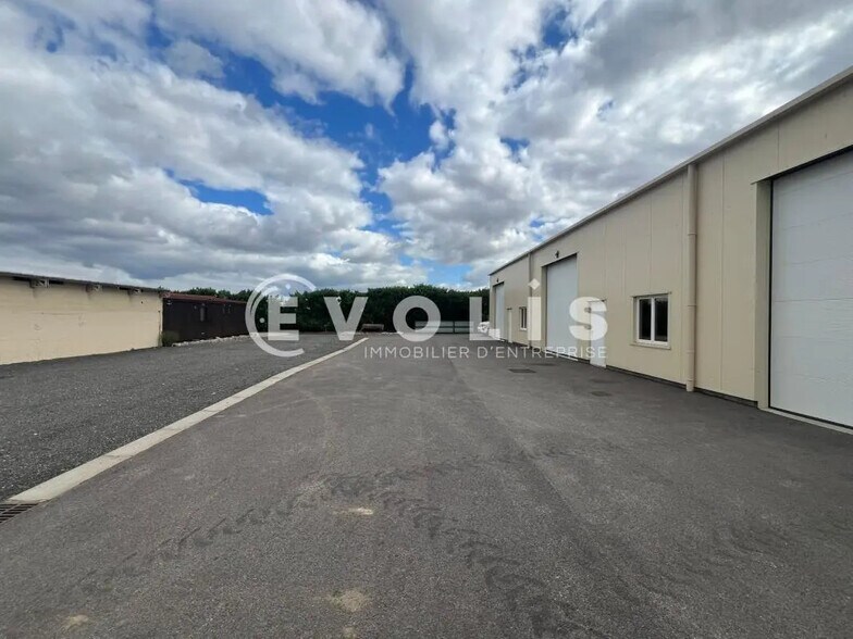 Flex dans Saint-Bonnet-de-Mure à louer - Photo du bâtiment - Image 3 de 9