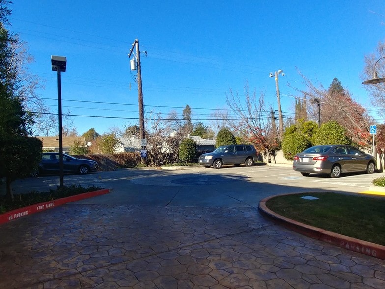 5676 Elvas Ave, Sacramento, CA à louer - Photo du bâtiment - Image 3 de 10