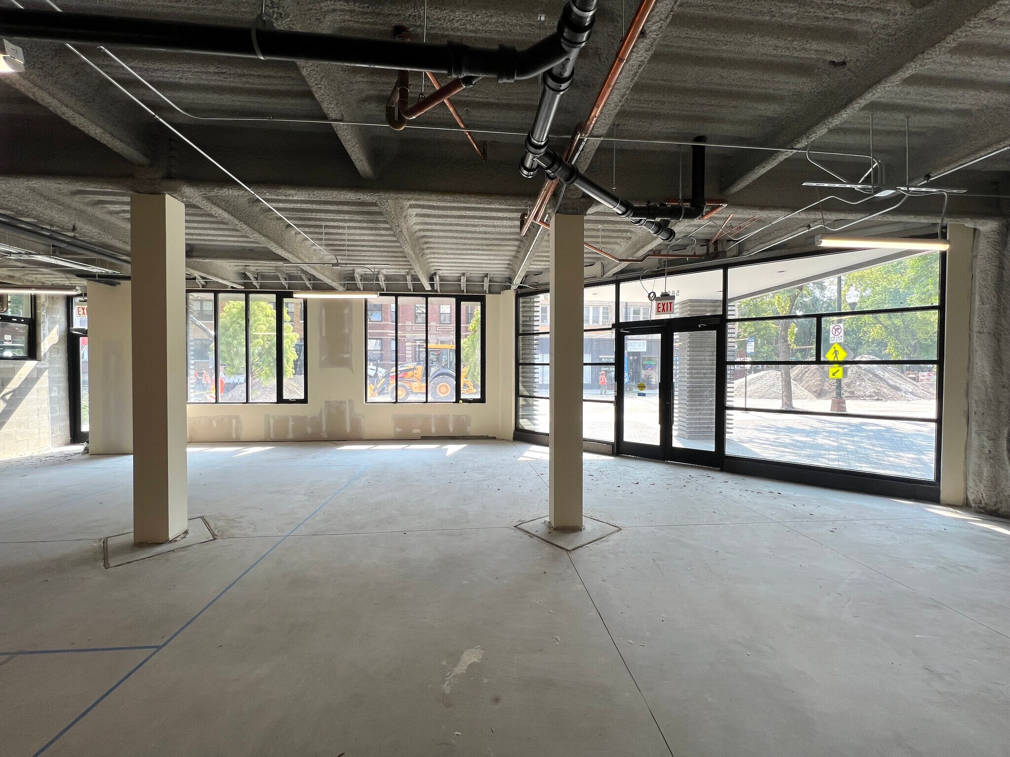 5691 N Ridge Ave, Chicago, IL for lease Interior Photo- Image 1 of 3