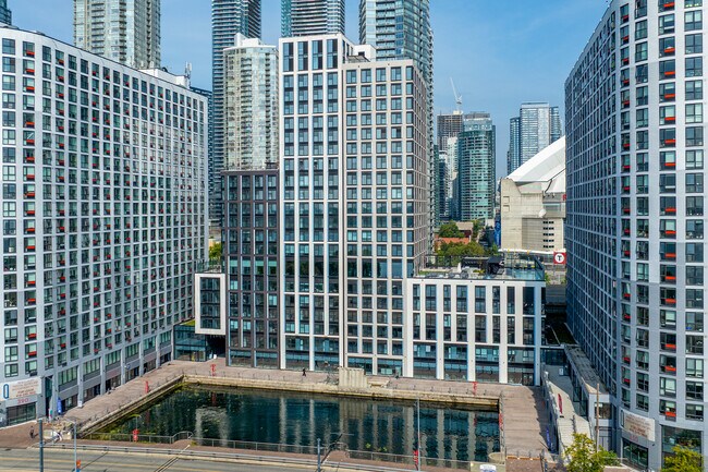Plus de détails pour 370 Queens Quay W, Toronto, ON - Commerce de détail à louer