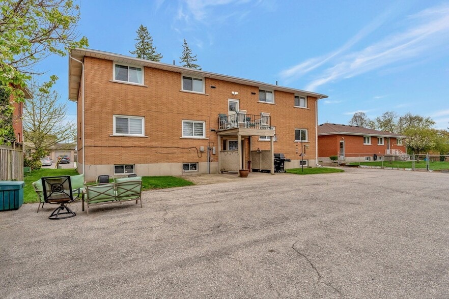 52 Hampton St, Brantford, ON for sale - Building Photo - Image 2 of 22