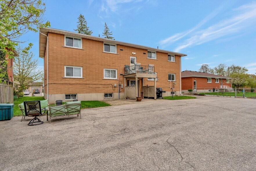 52 Hampton St, Brantford, ON à vendre - Photo du bâtiment - Image 2 de 22