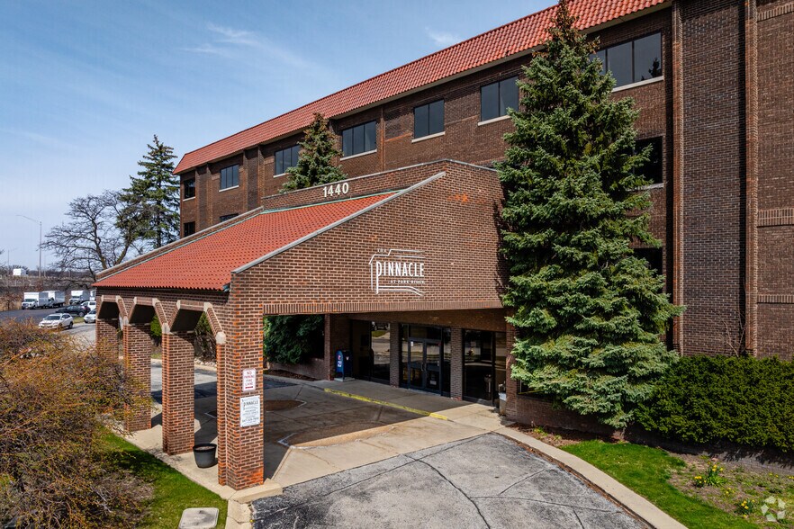 1440 Renaissance Dr, Park Ridge, IL à louer - Photo du bâtiment - Image 3 de 8