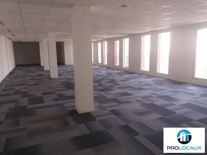 Office in Grenoble for lease - Building Photo - Image 3 of 13