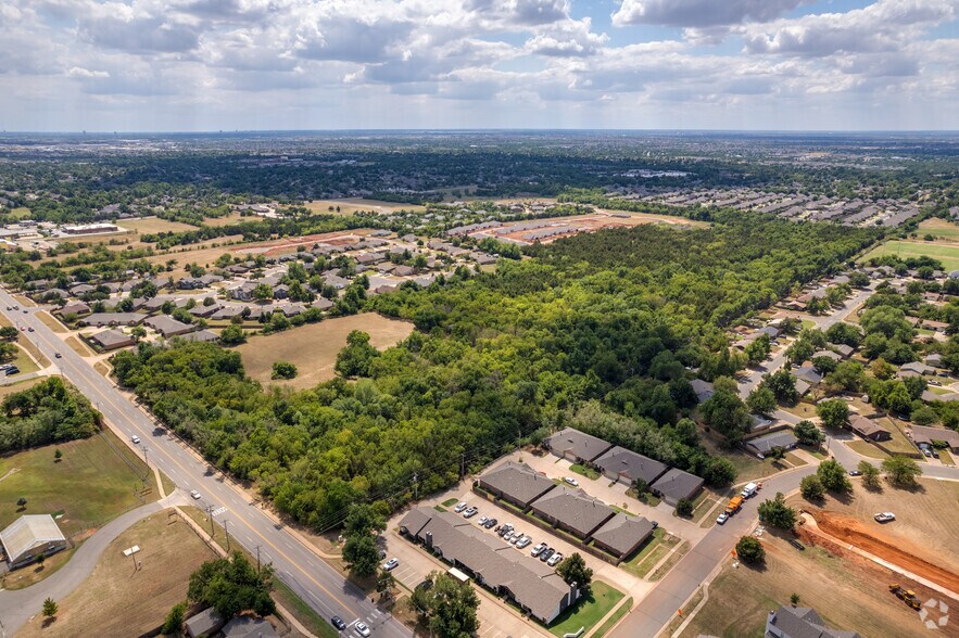 N Kelly Ave, Edmond, OK à vendre - Photo du bâtiment - Image 3 de 12
