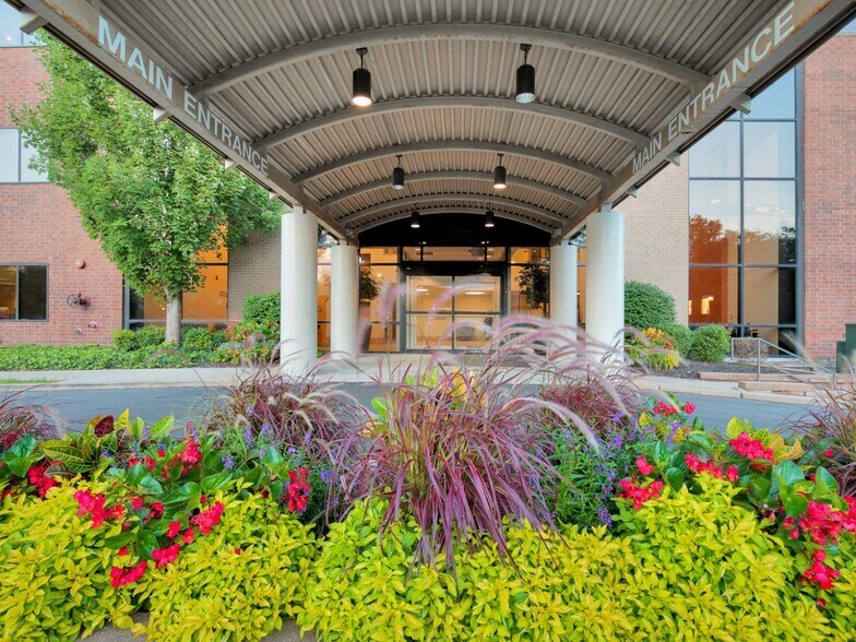 555 N New Ballas Rd, Creve Coeur, MO à louer - Photo du bâtiment - Image 3 de 4