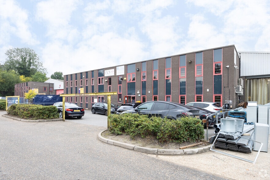 Downmill Rd, Bracknell for lease - Primary Photo - Image 1 of 2