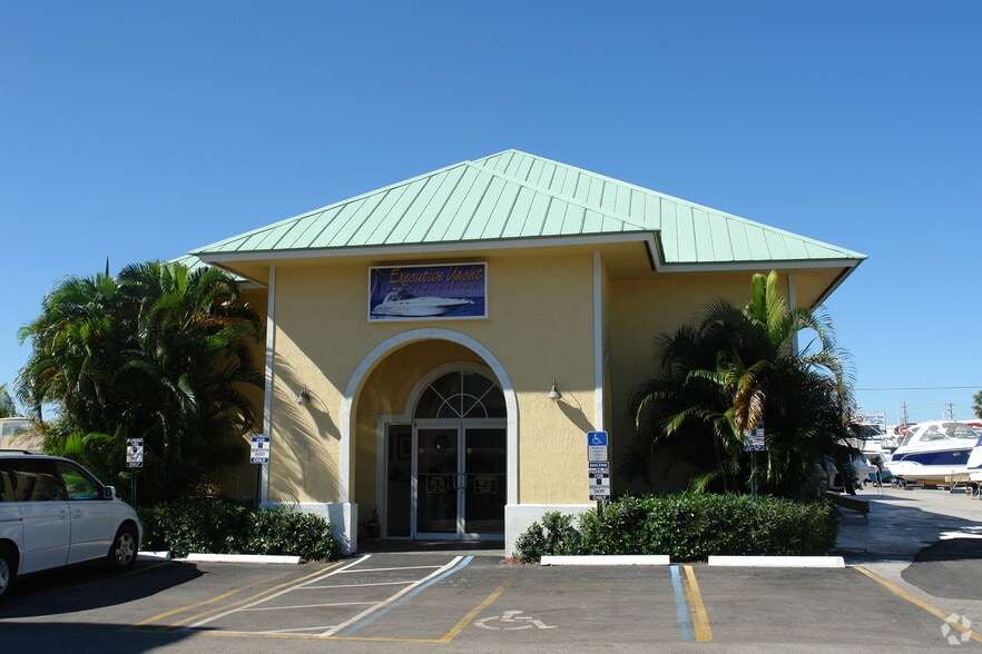 250-300 SW Monterey Rd, Stuart, FL for lease - Building Photo - Image 3 of 33