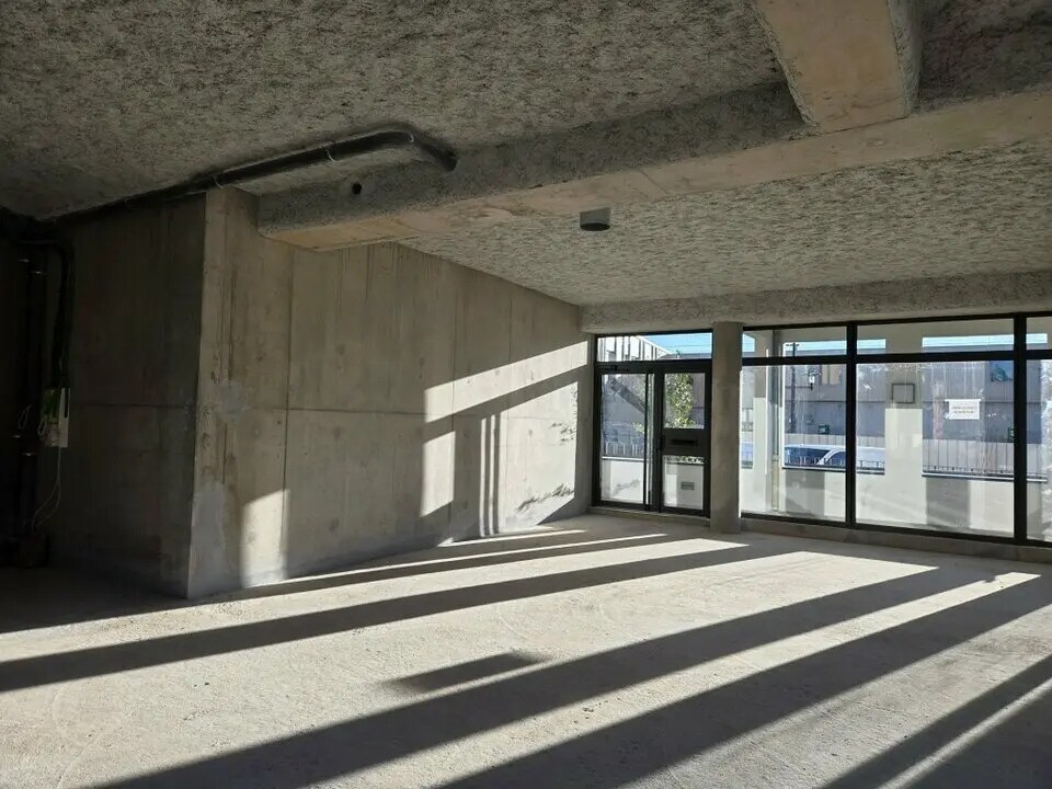 Commerce de détail dans Genas à louer Photo du bâtiment- Image 1 de 6