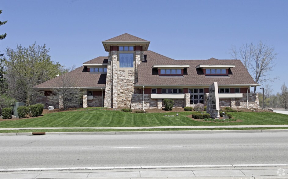 1550-1556 W Mequon Rd, Mequon, WI à vendre - Photo du bâtiment - Image 2 de 8
