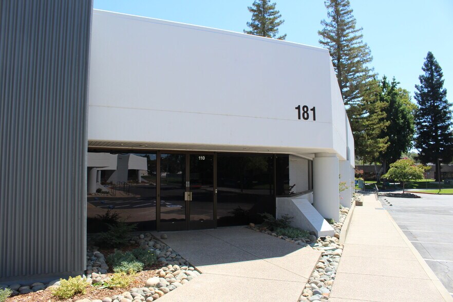 105 Lake Forest Way, Folsom, CA à louer - Photo du bâtiment - Image 3 de 10