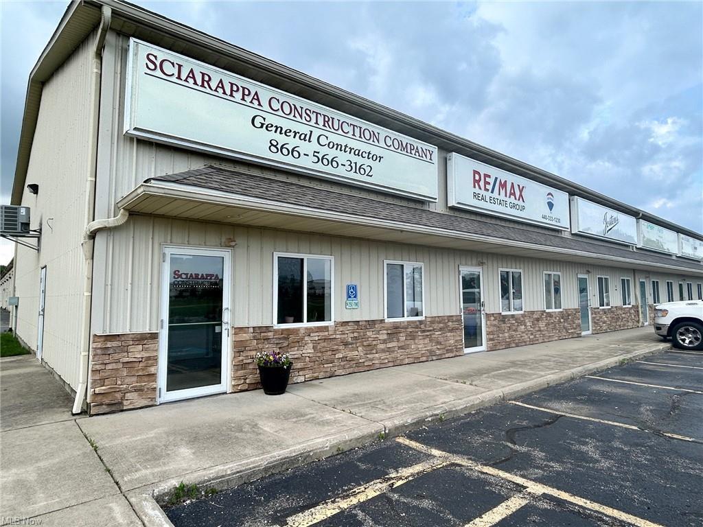 32961 Pin Oak Pky, Avon Lake, OH for sale Primary Photo- Image 1 of 39