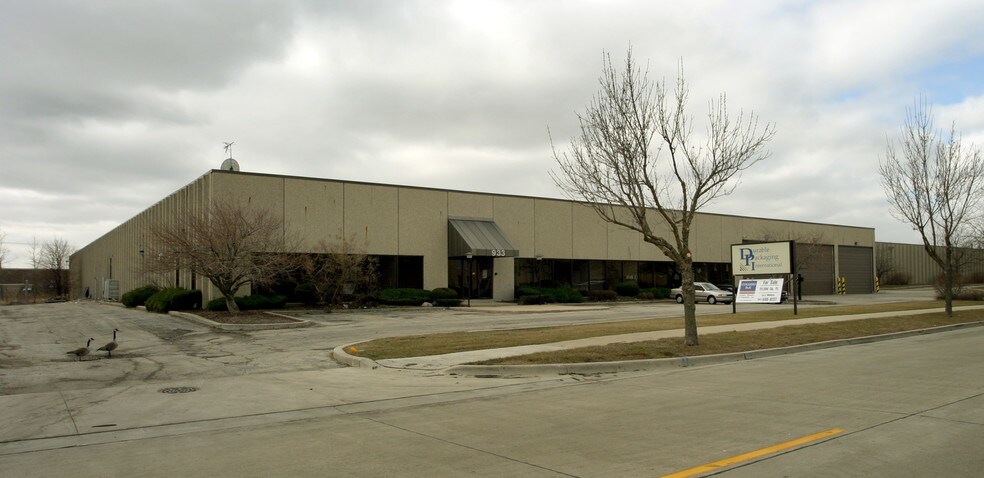 933 E Remington Rd, Schaumburg, IL à louer - Photo du bâtiment - Image 2 de 12