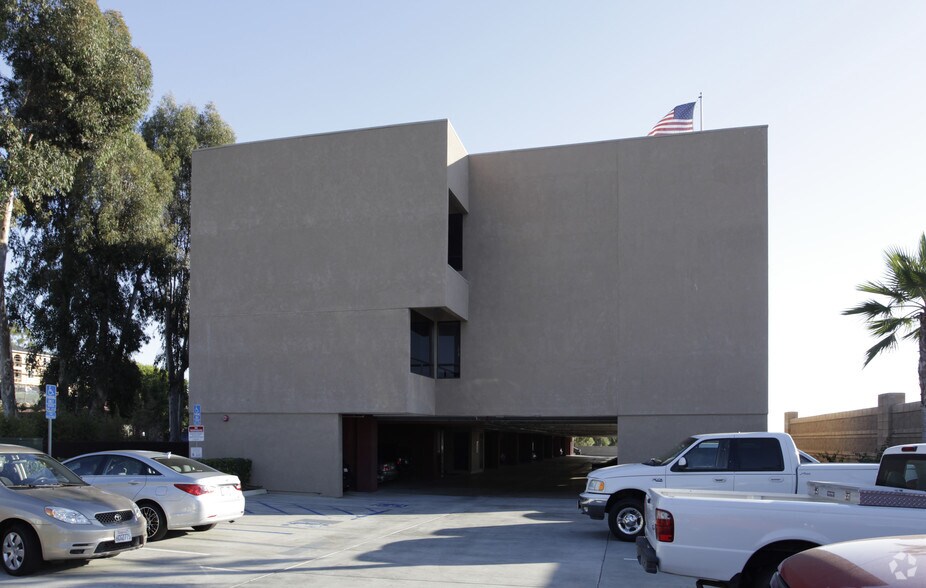 9845 Erma Rd, San Diego, CA à louer - Photo du bâtiment - Image 2 de 5