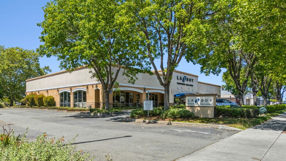 La-Z- Boy portfolio of 3 properties for sale on LoopNet.ca - Building Photo - Image 3 of 5