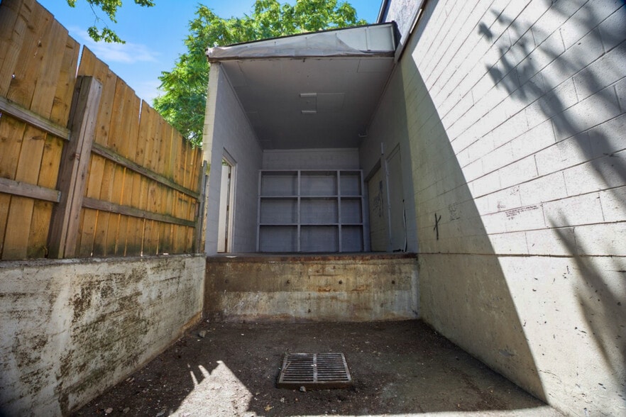 12404 NE Halsey St, Portland, OR for lease - Building Photo - Image 3 of 5