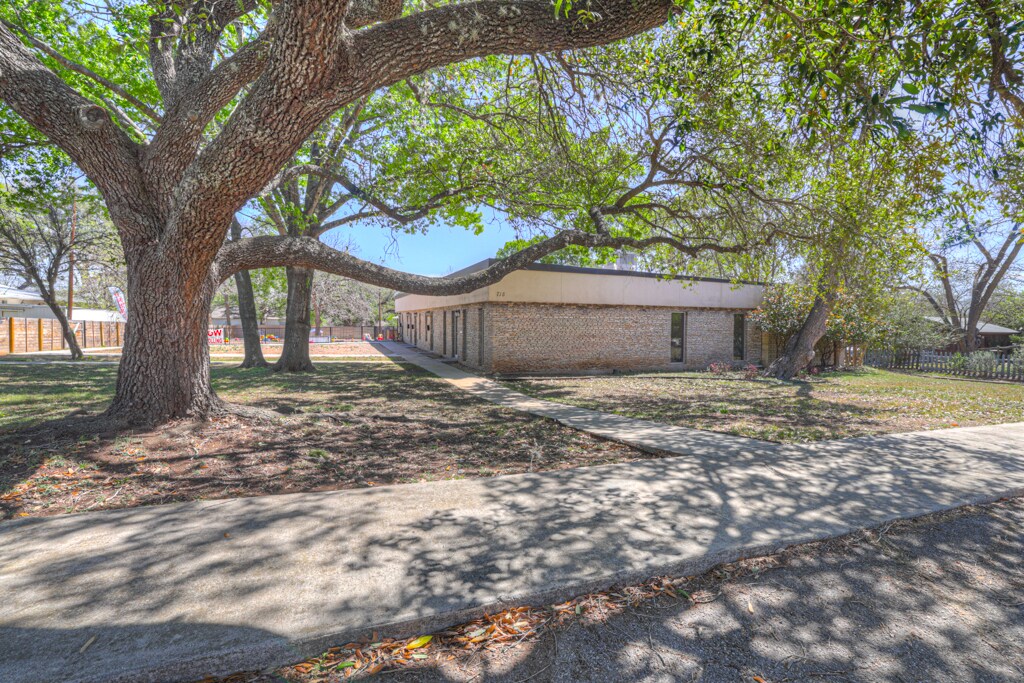 715 W Hopkins St, San Marcos, TX à louer Photo du bâtiment- Image 1 de 20