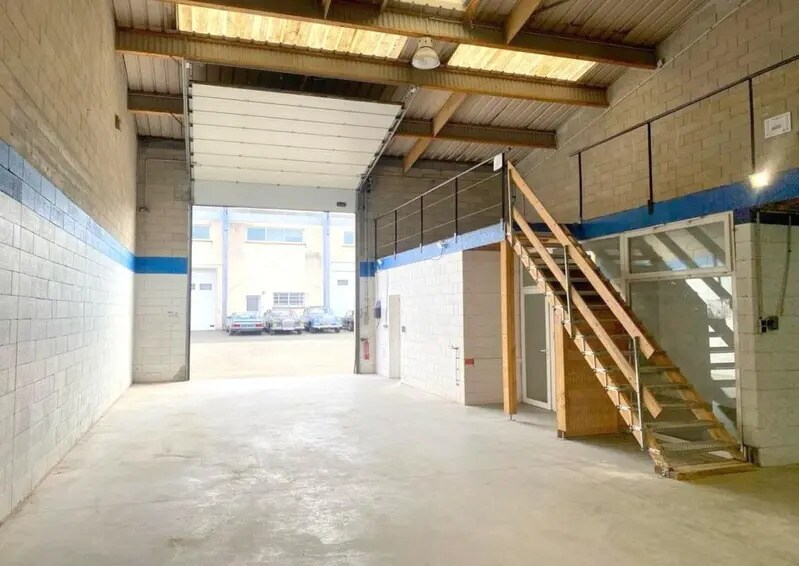 Flex in Morainvilliers for lease - Interior Photo - Image 2 of 9