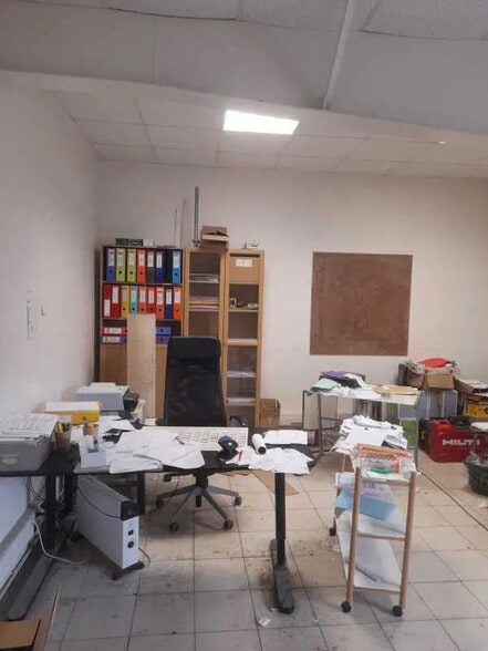 Flex in Bobigny for lease - Interior Photo - Image 2 of 2