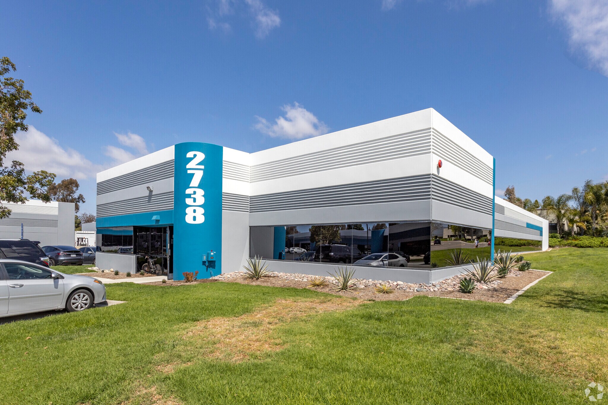 2738 Loker Ave W, Carlsbad, CA à louer Photo du bâtiment- Image 1 de 7