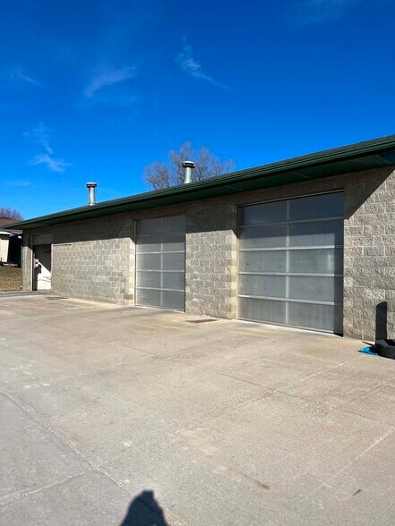 Car Wash Portfolio Sale portefeuille de 2 propriétés à vendre sur LoopNet.ca - Photo du bâtiment - Image 3 de 12
