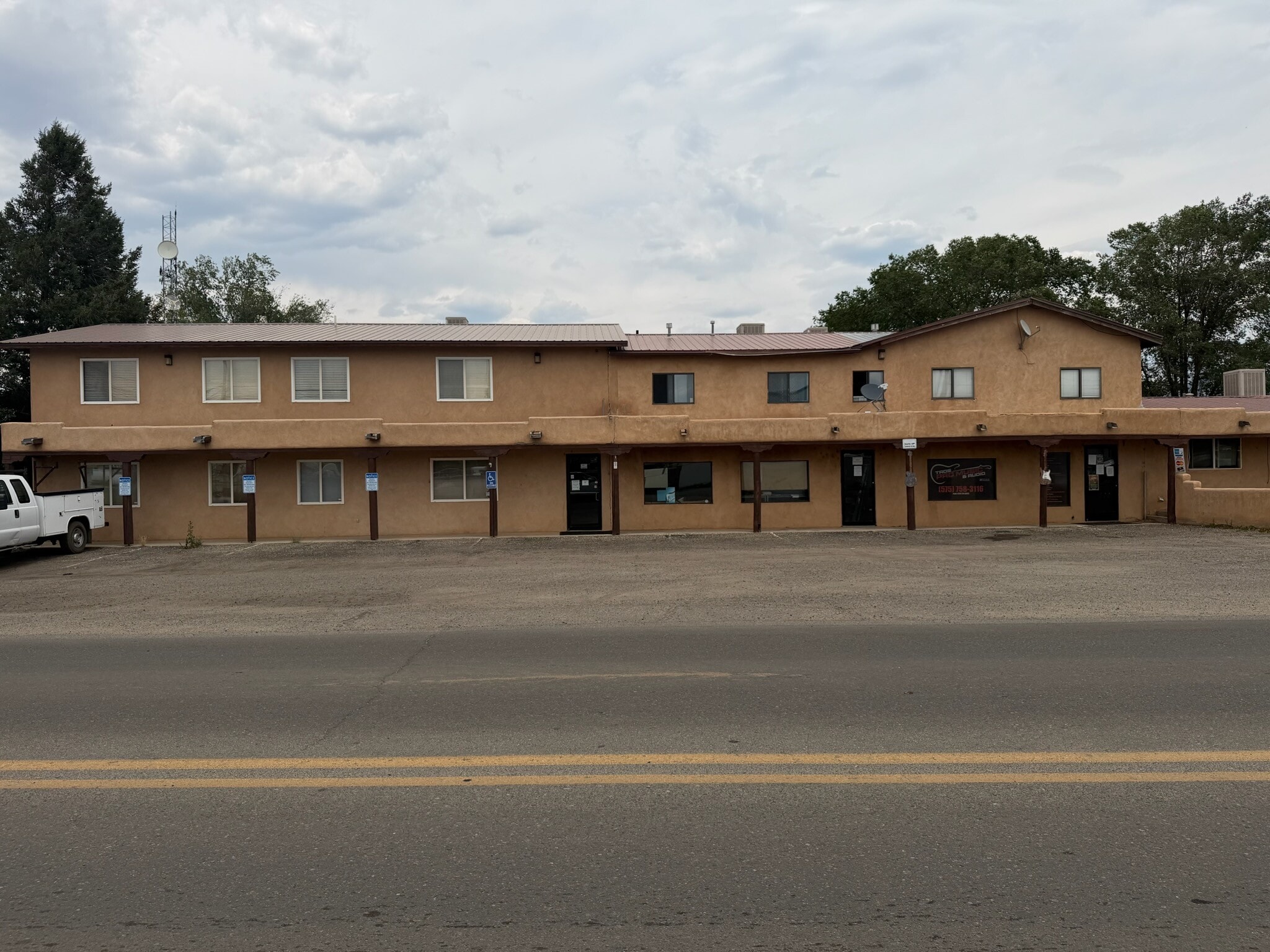 125 Camino de la Merced, Taos, NM à louer Photo principale- Image 1 de 8