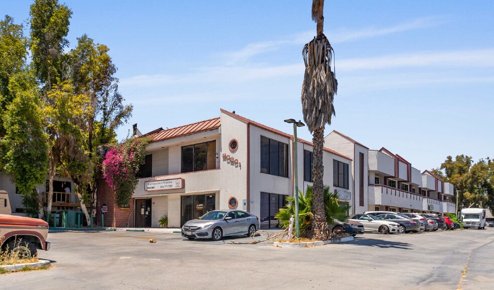 20201 Sherman Way, Winnetka, CA à vendre - Photo du bâtiment - Image 2 de 7