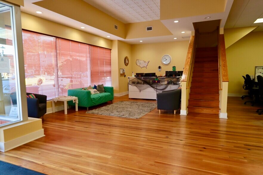 119 W Main St, Elkin, NC à vendre - Photo du bâtiment - Image 2 de 7