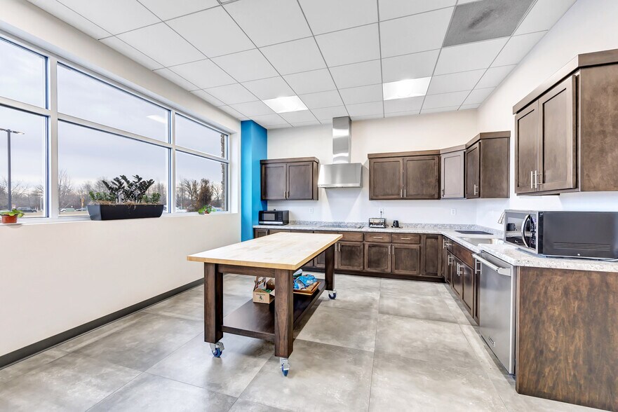 3450 Packerland Dr, De Pere, WI for sale - Interior Photo - Image 3 of 18