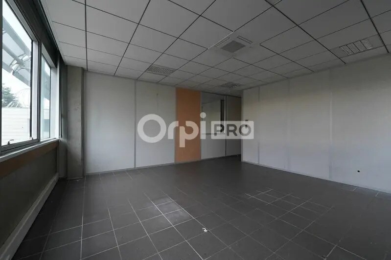 Bureau dans Bron à louer - Photo du bâtiment - Image 2 de 19