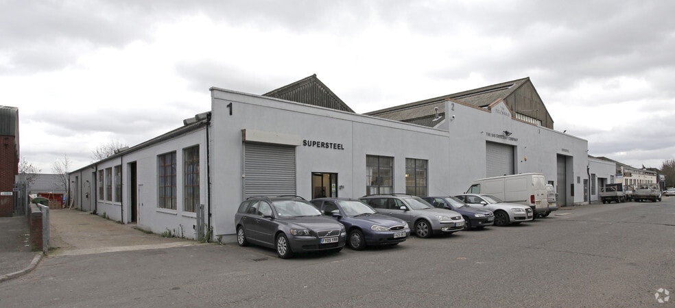 158 Dukes Rd, Londres à louer - Photo du bâtiment - Image 2 de 9