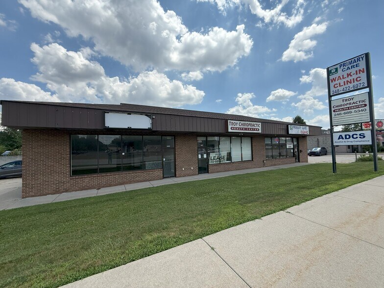 3468-3480 Rochester Rd, Troy, MI à louer - Photo du bâtiment - Image 1 de 9