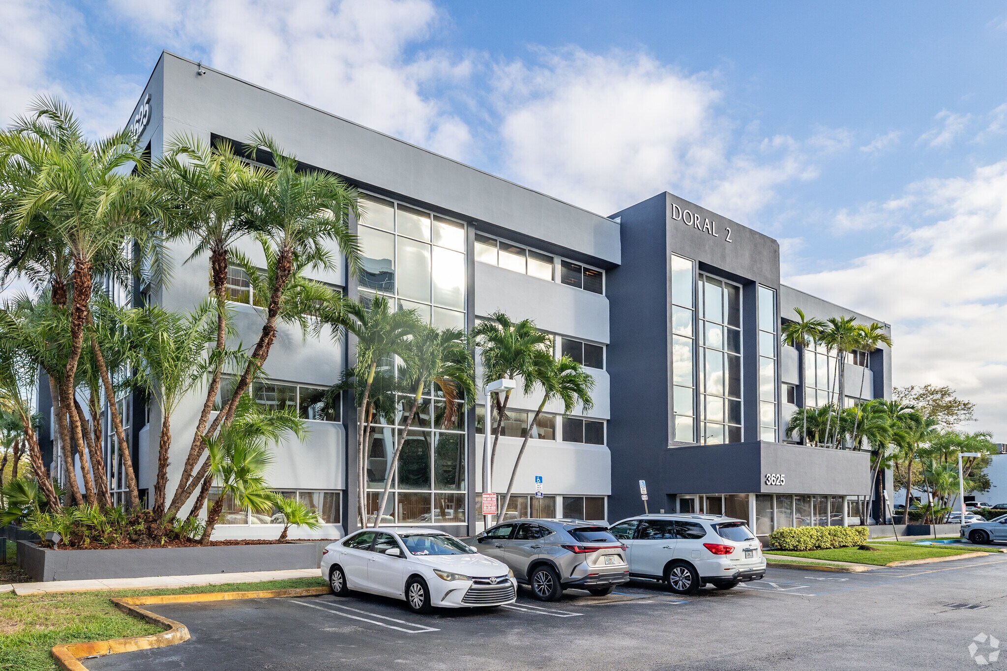 3625 NW 82nd Ave, Doral, FL à louer Photo du bâtiment- Image 1 de 12