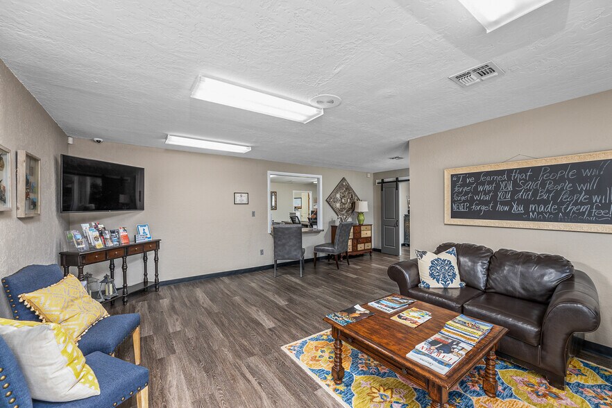 1924 NW Cache Rd, Lawton, OK à vendre - Photo intérieure - Image 2 de 15