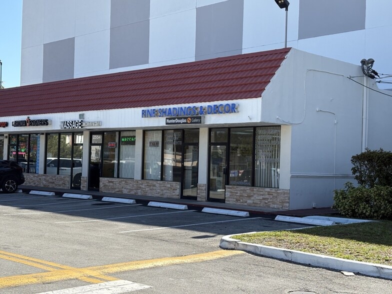 2550-2584 NE Miami Gardens Dr, Miami, FL for lease - Building Photo - Image 3 of 8