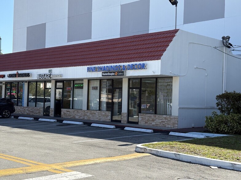 2550-2584 NE Miami Gardens Dr, Miami, FL à louer - Photo du bâtiment - Image 3 de 8