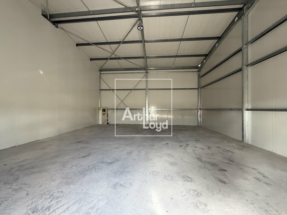 Flex in Saint-Germain-Laval for lease Interior Photo- Image 1 of 4