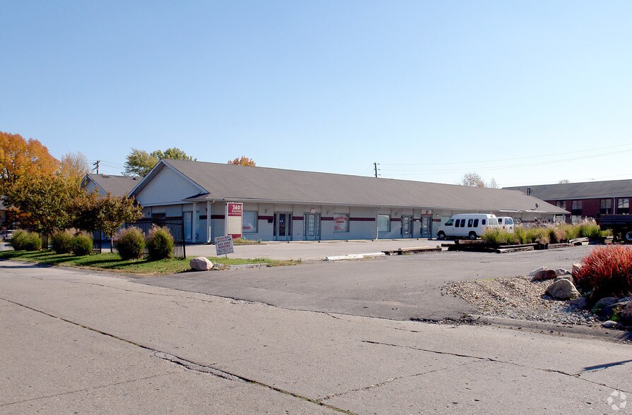 7061 Twin Oaks Dr, Indianapolis, IN à louer - Photo du bâtiment - Image 3 de 3