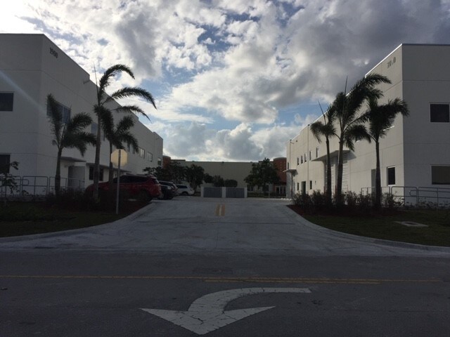 2000 NW 133rd Ave, Doral, FL à louer - Photo du bâtiment - Image 2 de 4